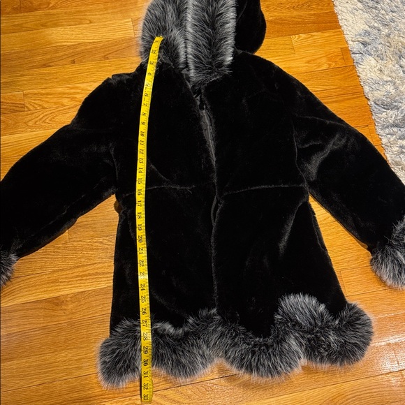 Elegant Black Faux Fur Coat - Picture 5 of 8